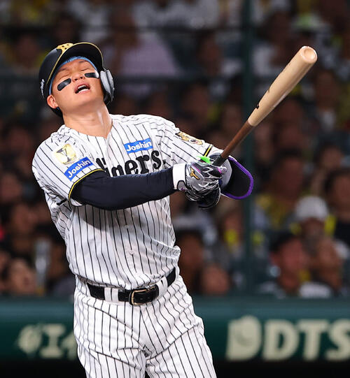 阪神対広島　6回裏阪神2死、森下翔太は二飛に倒れ悔しがる（撮影・上田博志）