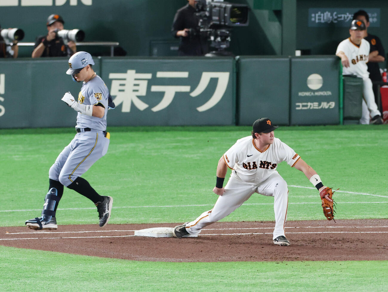 巨人対阪神　1回表阪神1死一、二塁、併殺に倒れた佐藤輝明（撮影・増田悦実）