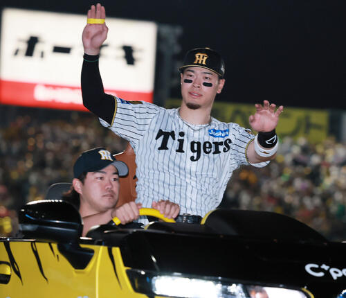 阪神対広島　ファンの声援に応えるヒーローの阪神佐藤輝明（撮影・上山淳一）