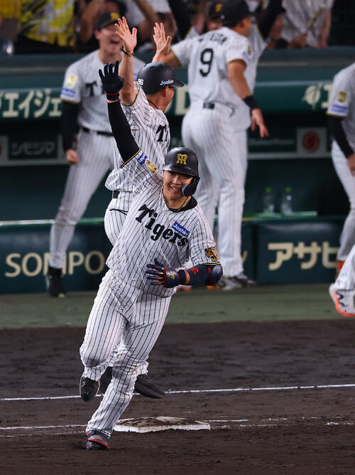 阪神対DeNA 11回裏阪神1死、サヨナラ本塁打を放ち笑顔を見せる大山悠輔（撮影・上田博志）