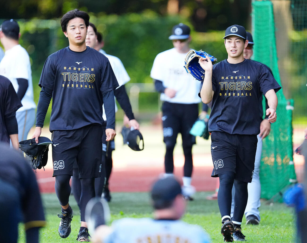 ヤクルト対阪神　試合前練習を行う阪神高橋遥人（左）と下村海翔（撮影・江口和貴）