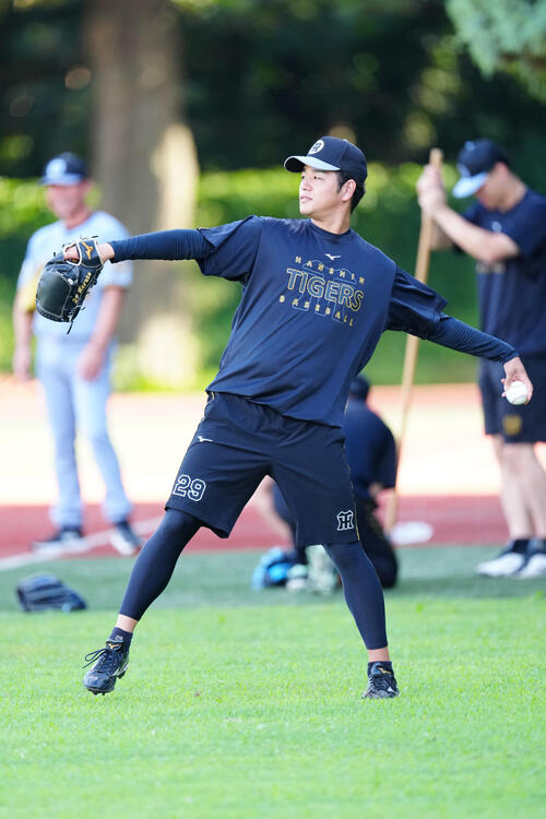 ヤクルト対阪神　試合前、キャッチボールする阪神高橋遥人（撮影・江口和貴）