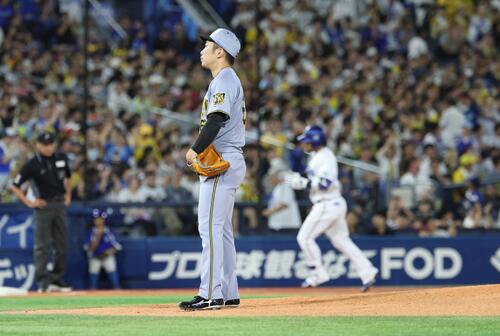 DeNA対阪神　8回裏DeNA2死三塁、宮崎敏郎に2点本塁打を浴びる石井大智（撮影・黒川智章）