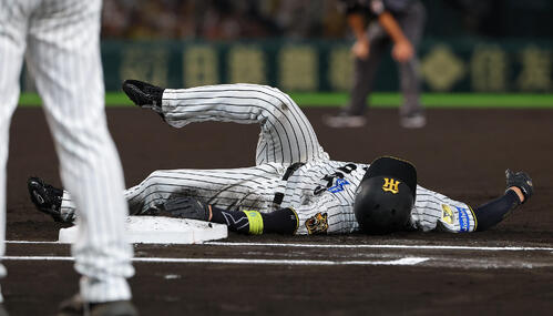 阪神対ヤクルト　1回裏阪神無死一塁、近本光司は奥川恭伸のけん制球で憤死する（撮影・上田博志）