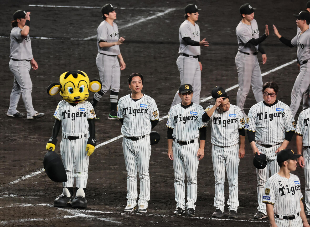 阪神対巨人　12回引き分けに終わりあいさつする阪神藤川球児監督（左）ら（撮影・宮崎幸一）