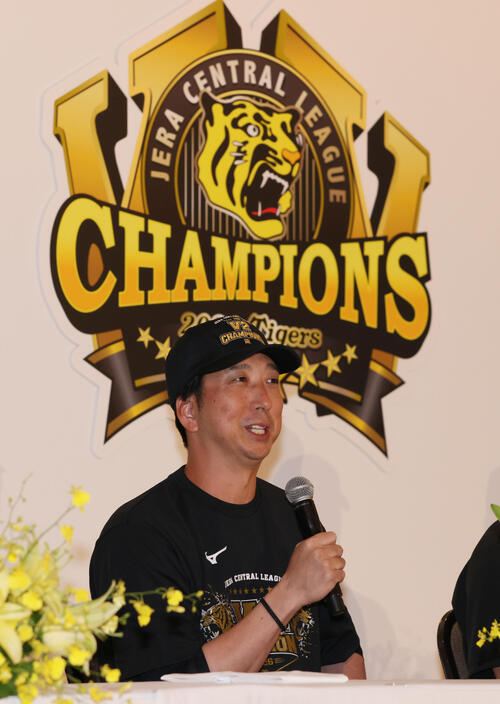 セリーグ優勝を決め会見する阪神（藤川球児監督撮影・加藤孝規）