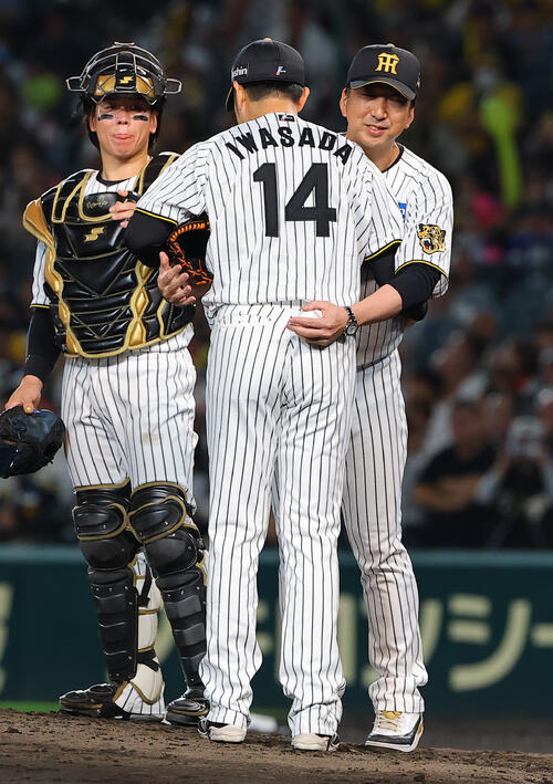 阪神対広島　登板を終えた岩貞祐太（中央）を労う藤川球児監督（右）と梅野隆太郎（撮影・上田博志）