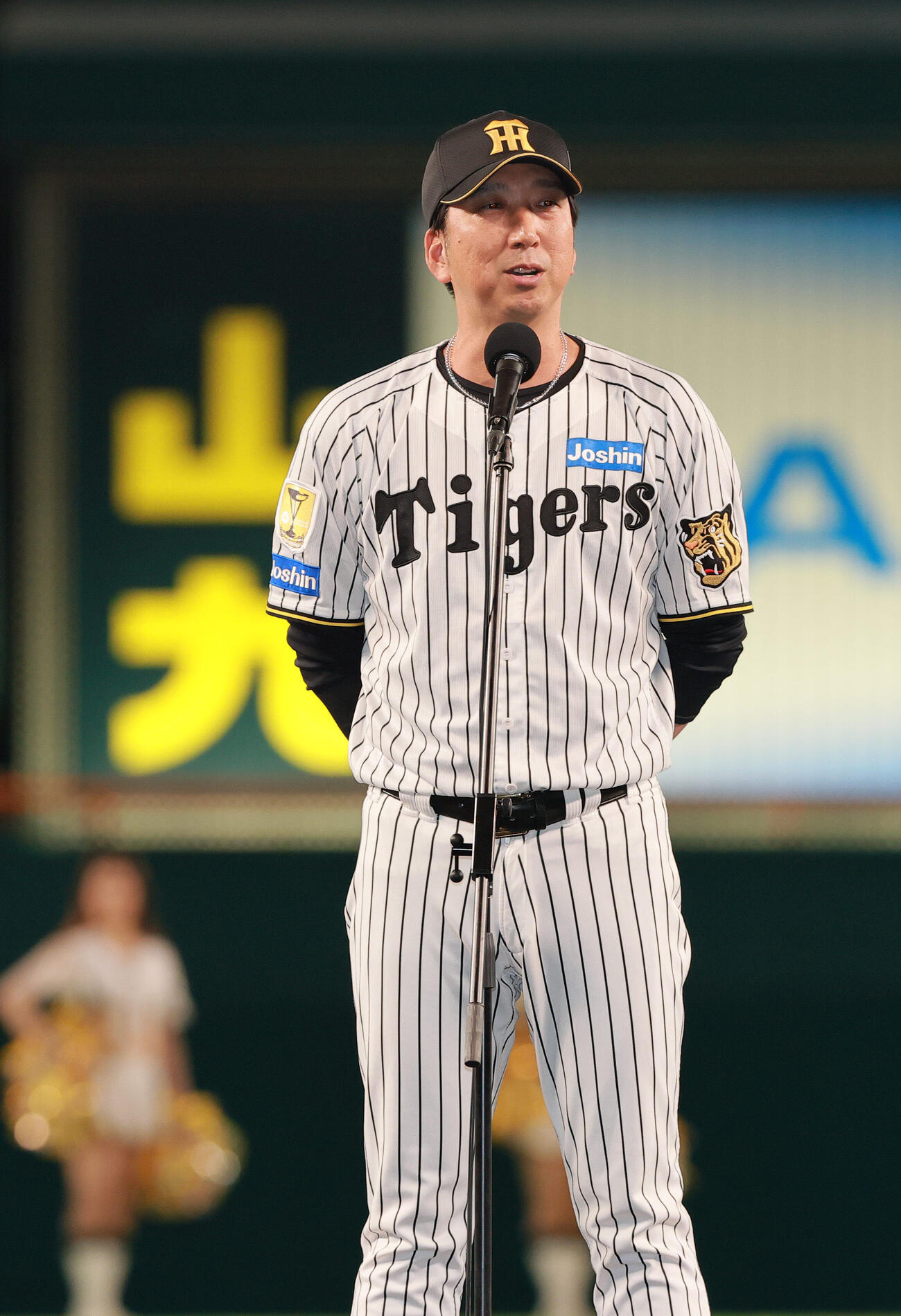 今季レギュラーシーズン最終戦を終えあいさつする阪神藤川球児監督（撮影・上山淳一）