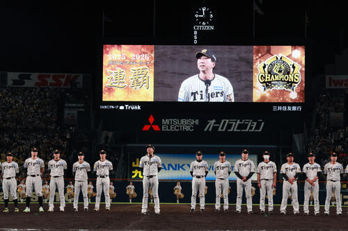 今季レギュラーシーズン最終戦を終えあいさつする阪神藤川球児監督(撮影・上山淳一)