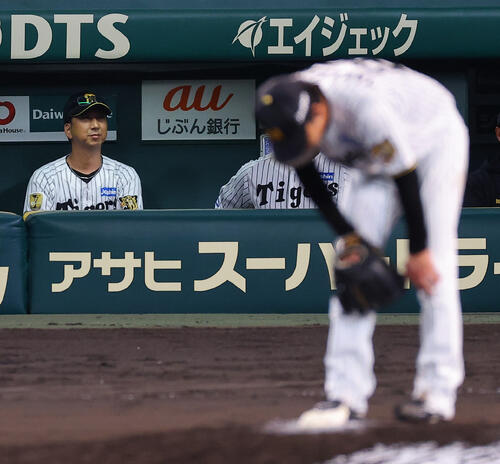 阪神対DeNA 8回表DeNA2死、牧秀悟に先制本塁打を浴びた高橋遥人。左は藤川球児監督（撮影・上田博志）