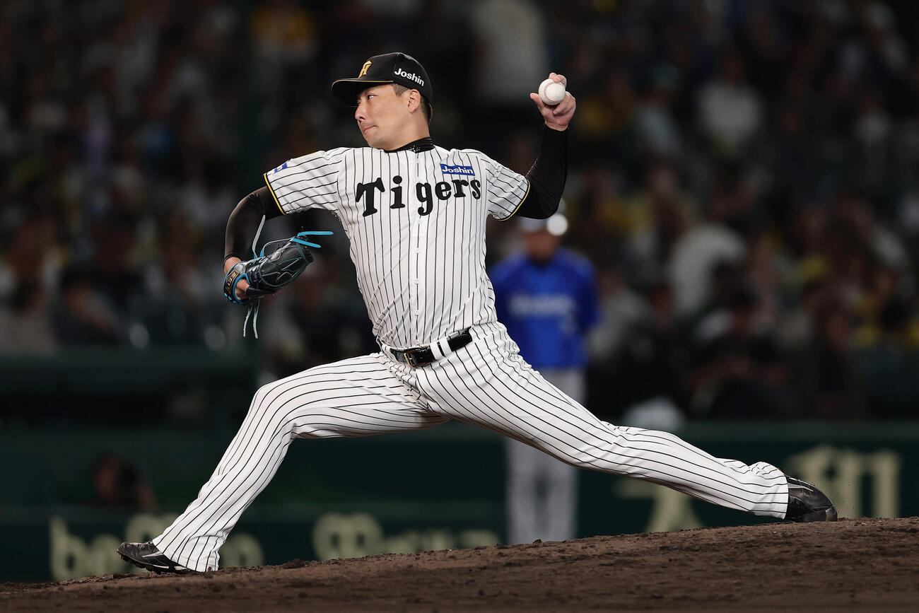 阪神対DeNA　阪神4番手の岩崎優（撮影・前田充）