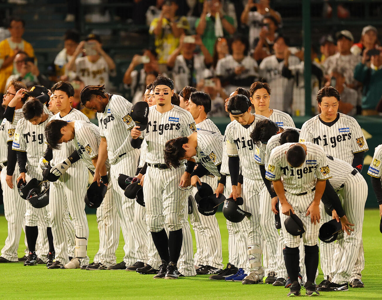 阪神対DeNA　今シーズンを終えた佐藤輝明（中央）はファンにあいさつをする（撮影・上田博志）