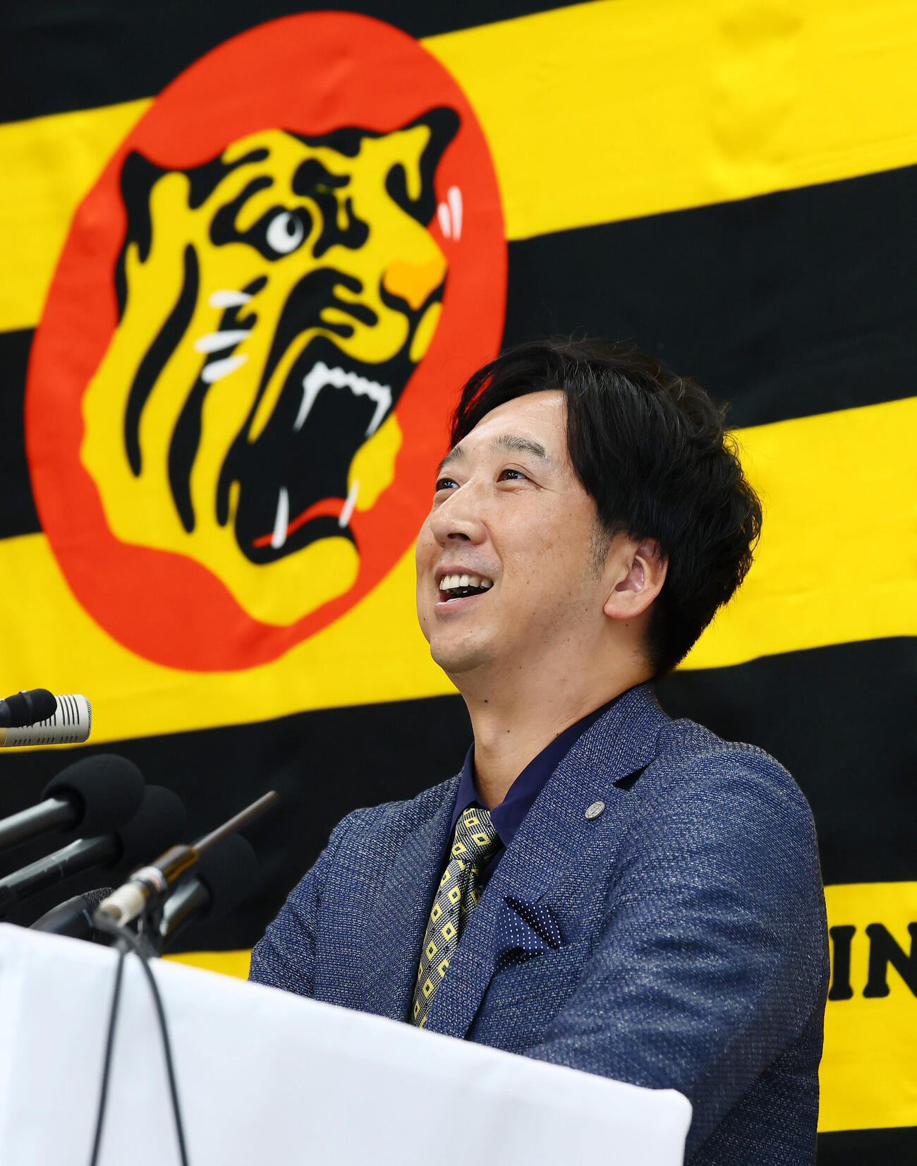 オーナーに今シーズンの報告を終え会見する阪神藤川球児監督（撮影・加藤哉）