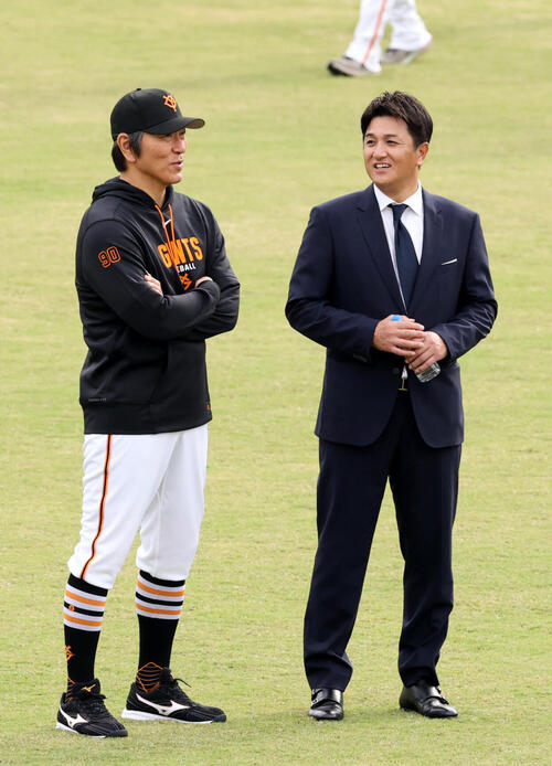 巨人松井秀喜監督（左）と高橋由伸ヘッドコーチ（2026年10月撮影）