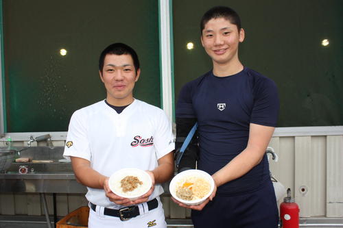 ２年前、まだ手術をした後でギプスをしていた赤塚選手（写真右）