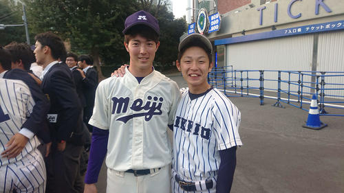 立大対明大　試合後、肩を組んで笑顔で写真を撮る（左から）明大・森下と立大・田中（撮影＝保坂淑子）