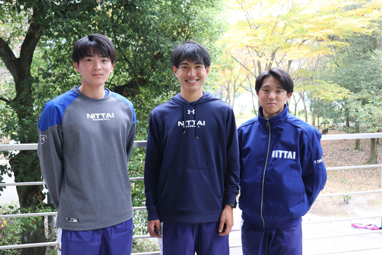 日体大対亜大　オープン戦の中継を担当した左から日体大・川越、高橋、大塚（撮影・保坂淑子）