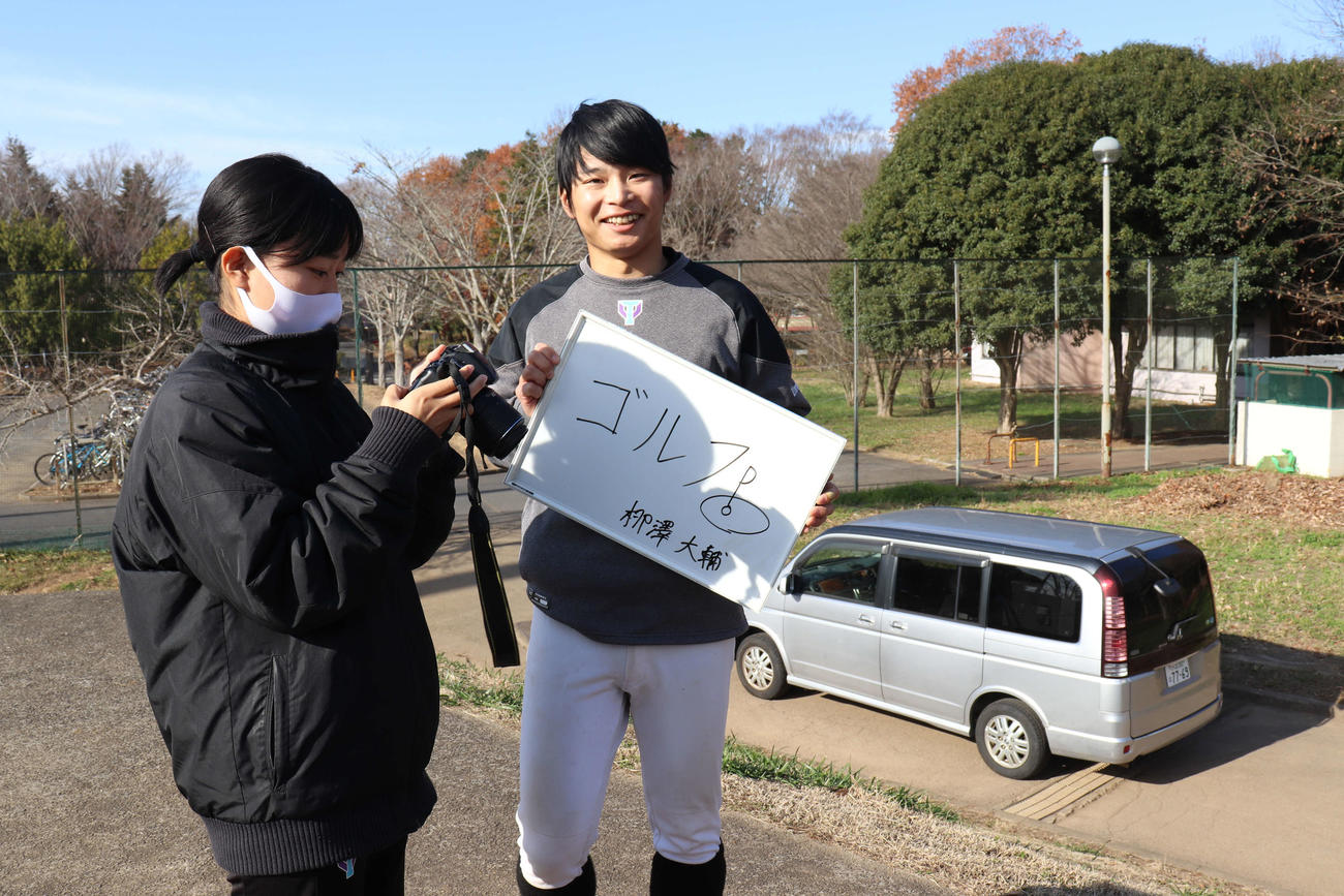 ツイッターに掲載する1月の「誕生日企画」で「趣味は？」の質問に「ゴルフ」と答える柳沢（撮影・保坂淑子）