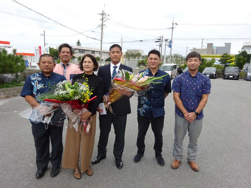 故郷の本部町の町役場を表敬訪問した楽天内間（左から4人目）。左から3人目が母・多賀子さん、同5人目が後援会会長の池宮城政章さん（内間後援会・提供）