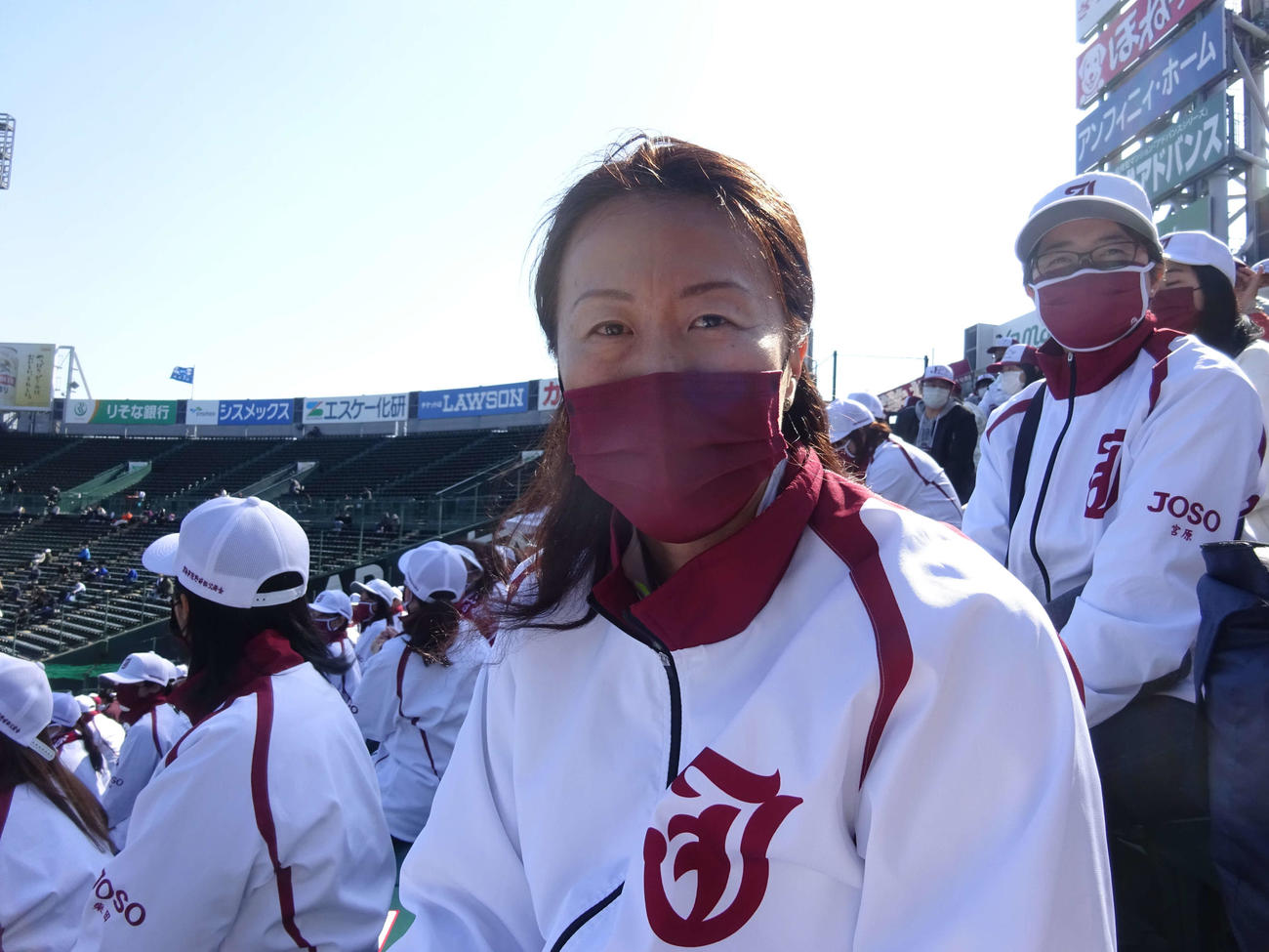 常総学院対敦賀気比　アルプスから息子・大川慈英投手に声援をおくる、元アトランタ五輪、バレーボール日本代表の、母・千穂さん（撮影・保坂淑子）