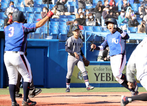 神奈川大対慶大　2回表神奈川大2死満塁、渡辺宏に投手強襲2点適時打を許した生井（中央）はガッツポーズで生還する有安の奥でがっくりした表情（撮影・浅見桂子）