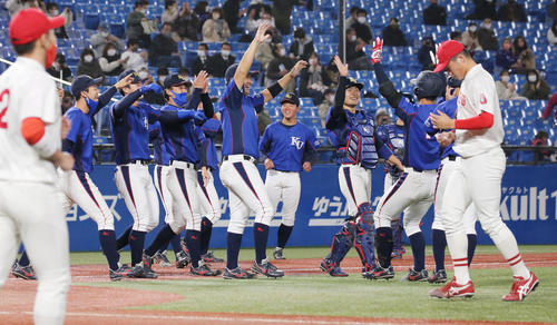 中部学院大対神奈川大　12－5で8回コールド勝ちし喜ぶ神奈川大の選手たち（撮影・野上伸悟）