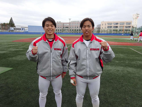 大学2年目のシーズンに向け、ガッツポーズを見せる、習志野19年センバツ準Vメンバーの、左から角田と山内（撮影・保坂淑子）