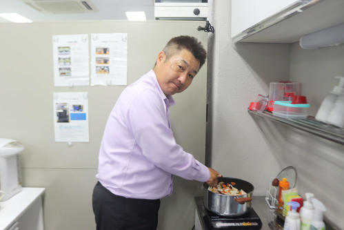 スタッフ、マネージャーのために、手料理を振る舞う日体大・古城監督（撮影・保坂淑子）