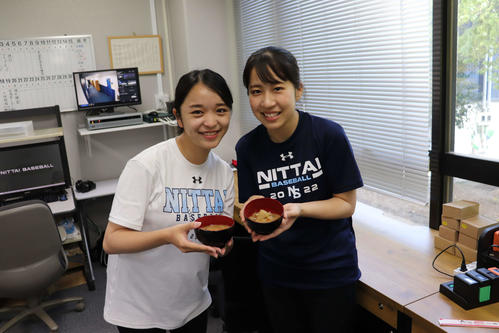 日体大・古城隆利監督が作った豚汁を手に笑顔を見せる（左から）青木マネージャーと越智マネージャー（撮影・保坂淑子）