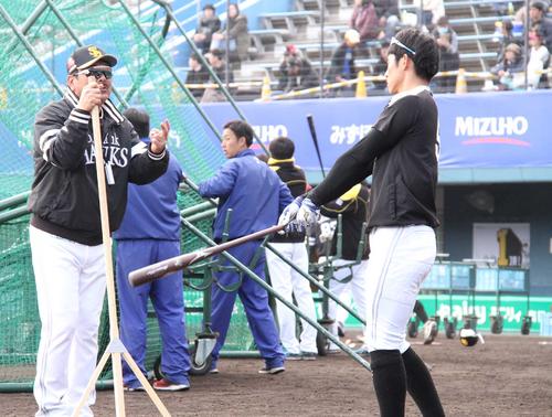 ロングティーのあと、藤本コーチと入念にインパクトを確認する上林