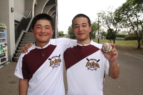 左から東筑の江藤那央、野口皓生。新旧4番コンビの活躍で九州大会準決勝進出