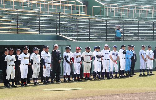 福岡開催の九州大会開会式で、談笑をまじえて整列する九州の高校野球監督たち