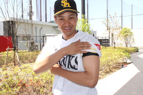 「筋肉つきました。プロになって初めて本格的な筋トレをしています」。腕の筋肉を見せながら笑うソフトバンク・大竹耕太郎投手