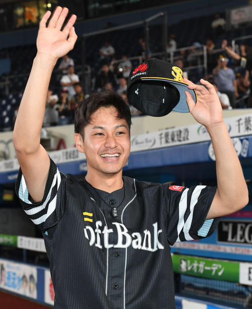 ロッテ対ソフトバンク　2勝目を挙げたソフトバンク大竹は笑顔で声援に応える（撮影・山崎安昭）