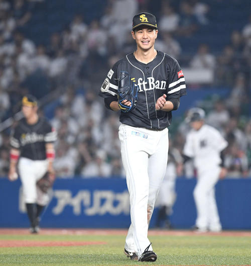 ロッテ対ソフトバンク　6回裏ロッテ1死一塁、大竹は今宮が清田の遊飛をダイビングキャッチすると笑顔を見せる（撮影・山崎安昭）