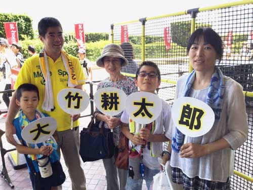 8月26の西武戦を観戦した小山トレーナーと家族。延長サヨナラ勝ちし、花火に大興奮！
