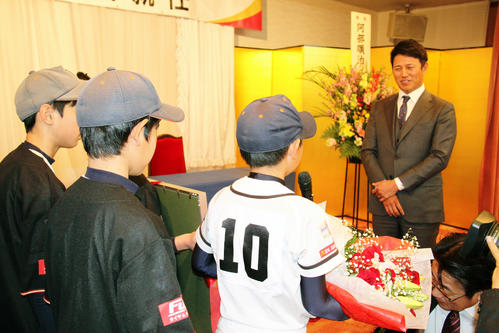 出身の少年野球チーム「臥牛（がきゅう）」の子どもたちから花束を受け取る楽天・平石洋介監督