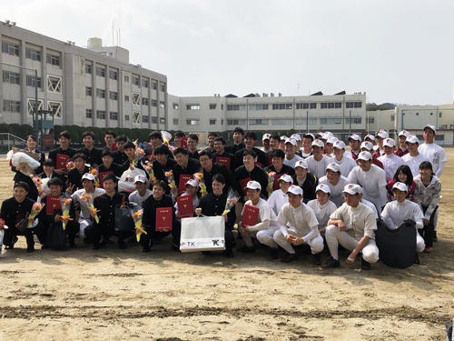 3月1日の卒業式のあと、後輩と記念撮影をする東筑野球部の117期生