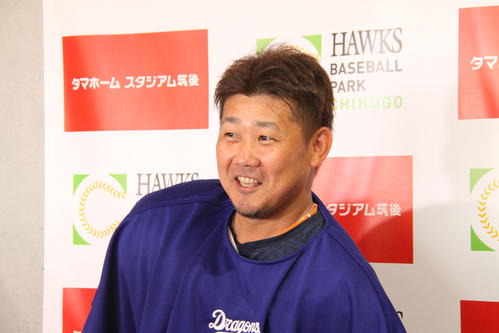 表情を崩さず取材を受ける中、唯一みせた松坂の素の笑顔。（撮影・樫本ゆき）