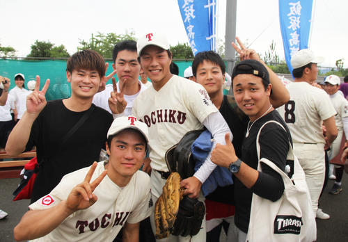 昨夏、初戦負けで涙をのんだ1学年上の先輩と、喜びをわかちあうエース藤原圭一郎（中央）