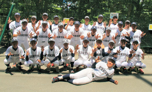 力を出し切って敗れた小倉工ナインに涙はなく、試合後は2年半の成長をたたえ合った