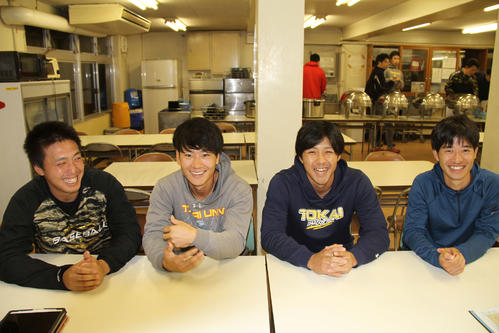 中学から同じユニホームを着た（左から）長倉と杉崎。苦労を笑って話せるほど充実した大学野球だった