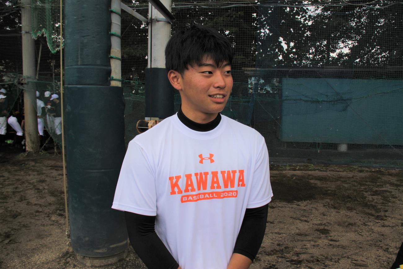 休校中、保護者会で作ったおそろいのチームTシャツを着て取材を受ける井上主将