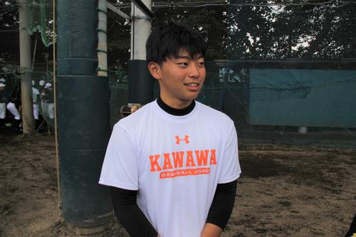 休校中、保護者会で作ったおそろいのチームTシャツを着て取材を受ける井上主将