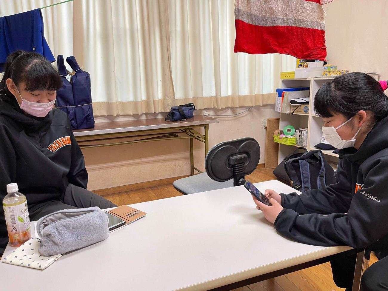 スマホ一つで簡単にラジオ番組ができる音声アプリを使用して収録を行う、立花学園の女子マネジャー