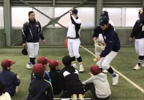子どもたちに野球を教える高校球児たち（2020年撮影・県高野連提供）