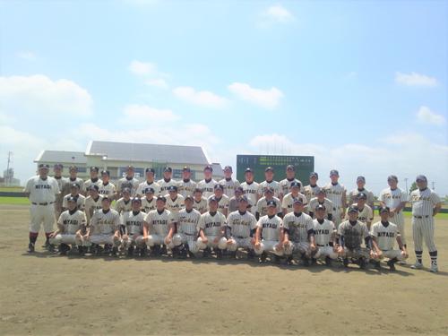 東日本大震災から1年後の2012年8月。宮城農は東海大相模と交流試合を行い記念撮影。戦う姿に多くのものを学んだ（提供写真）