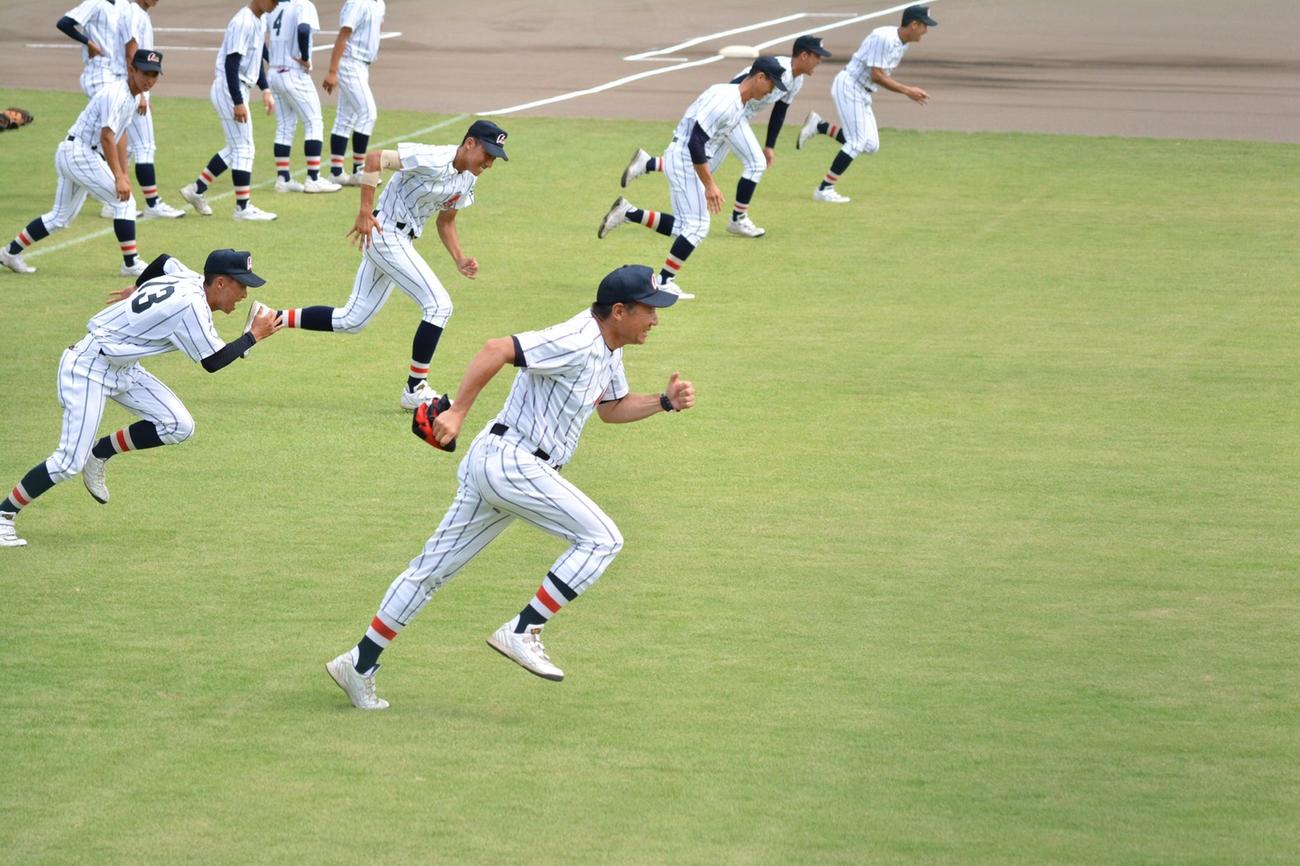 昌平との埼玉大会決勝。試合前のアップで選手と一緒にダッシュする森監督。選手たちを「男、ライバル、同志」とし、ともに汗を流してきた（撮影・吉永真）
