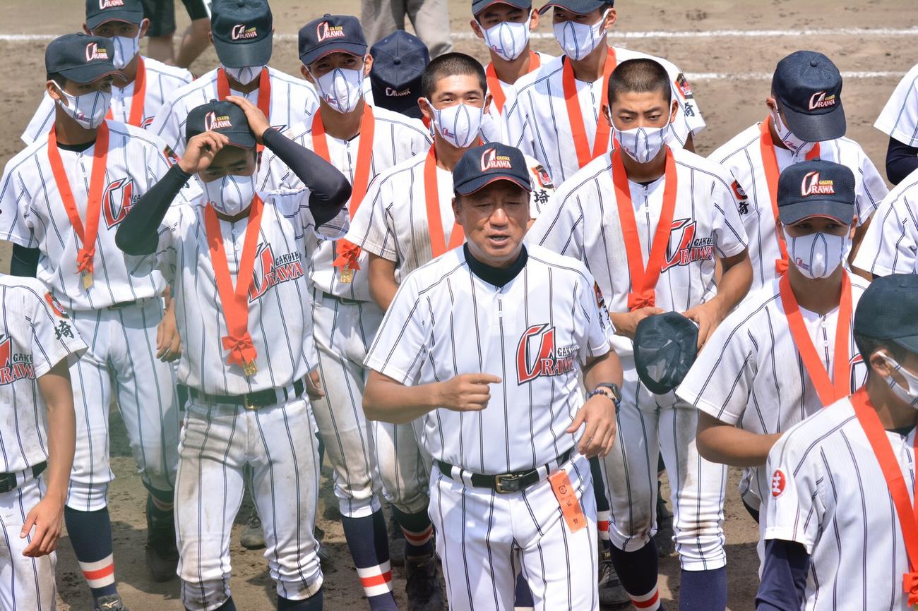 オフになると大勢のOBがグラウンドに集まりノックを打つのが恒例だ。「迷ったら、いつでも遊びに来い」と言って卒業生を送り出してきた（撮影・吉永真）
