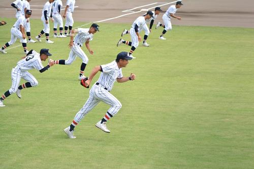 昌平との埼玉大会決勝。試合前のアップで選手と一緒にダッシュする森監督。選手たちを「男、ライバル、同志」とし、ともに汗を流してきた（撮影・吉永真）